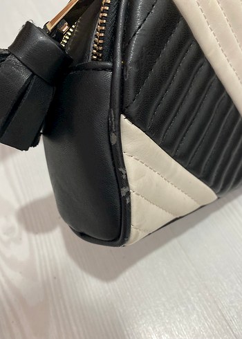 Zara Püsküllü Siyah ve Kırık Beyaz Deri Kadın Çanta
