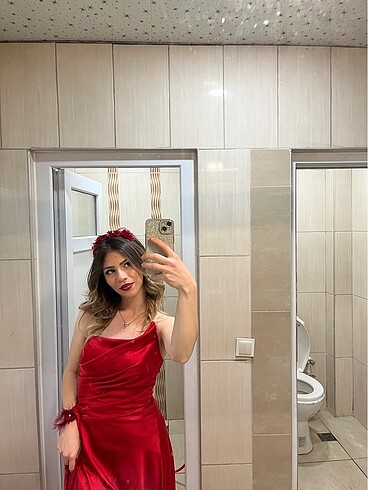 Kırmız elbise