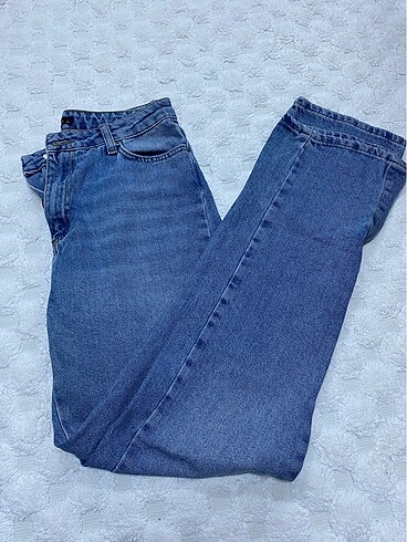 Yırtmaç detaylı jean