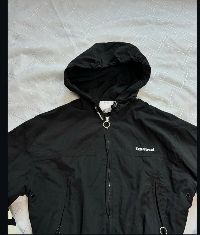 Siyah Kapüşonlu Mini Fermuarlı Ceket - Görsel 2