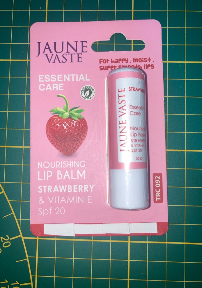 Jaune Vaste Çilekli Besleyici Dudak Balmı SPF 20 - Görsel 2