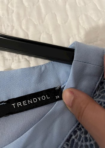 34 Beden mavi Renk Trendyol Dantel Detaylı Mavi Midi Elbise