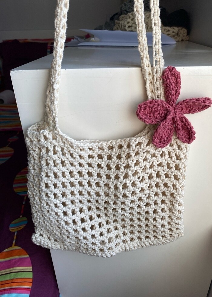 Pembe Çiçek Charmlı Fishnet Örgü Çanta - Görsel 2