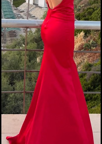 Kırmızı Saten Sırt Dekolteli Uzun Abiye - Görsel 3