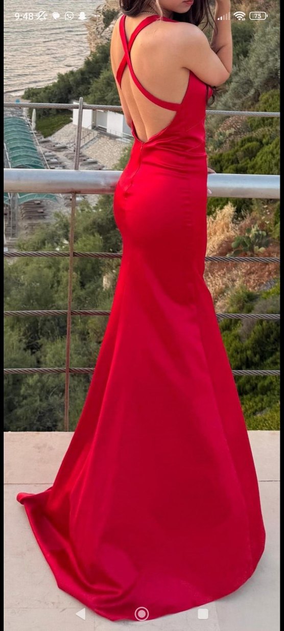 Kırmızı Saten Sırt Dekolteli Uzun Abiye - Görsel 3