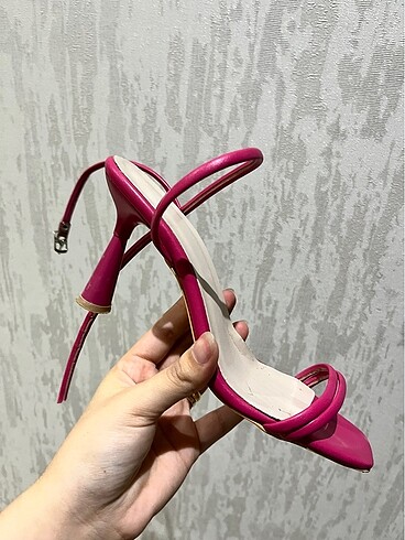 Pembe bantlı topuklu ayakkabı