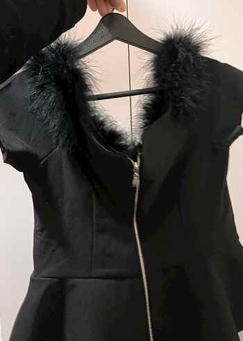 Siyah yakası tüylü madonna yaka bluz - Görsel 2