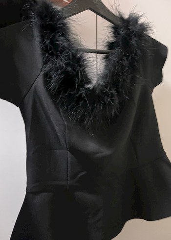 Siyah yakası tüylü madonna yaka bluz - Görsel 4
