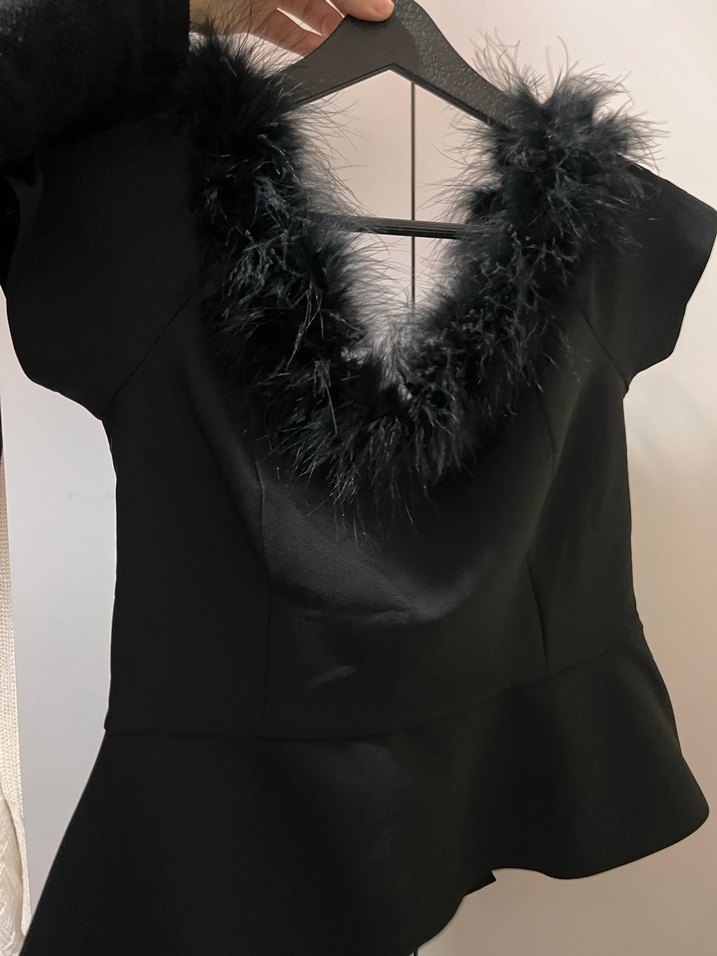 Siyah yakası tüylü madonna yaka bluz - Görsel 3