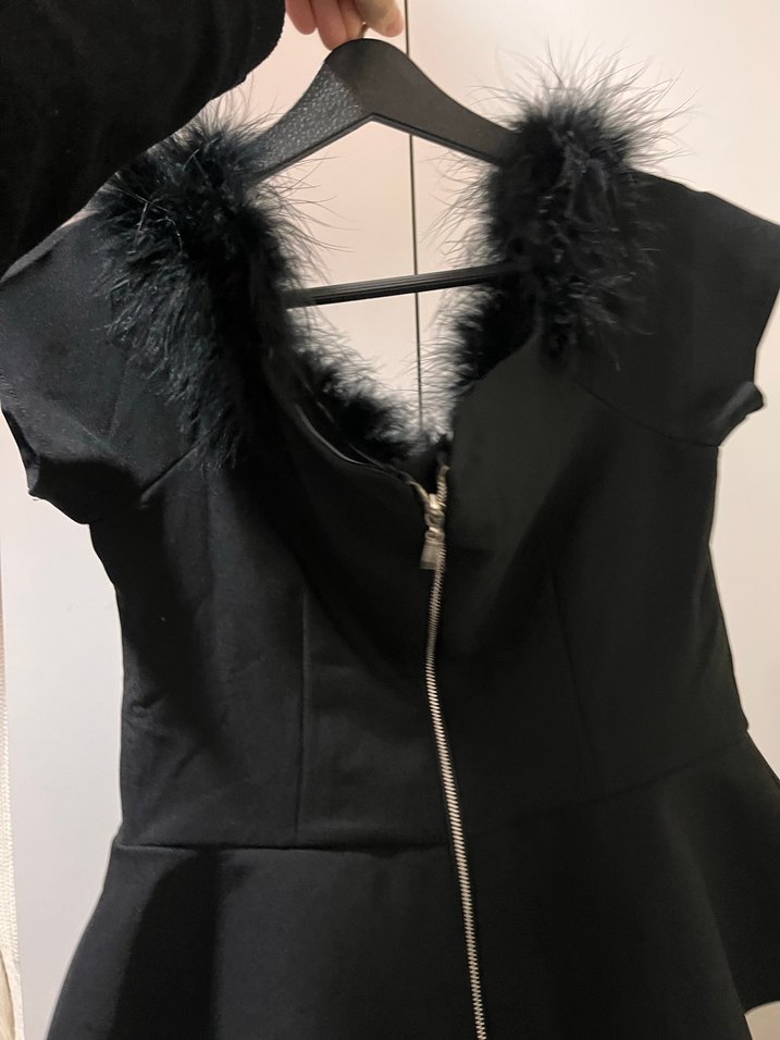 Siyah yakası tüylü madonna yaka bluz - Görsel 2