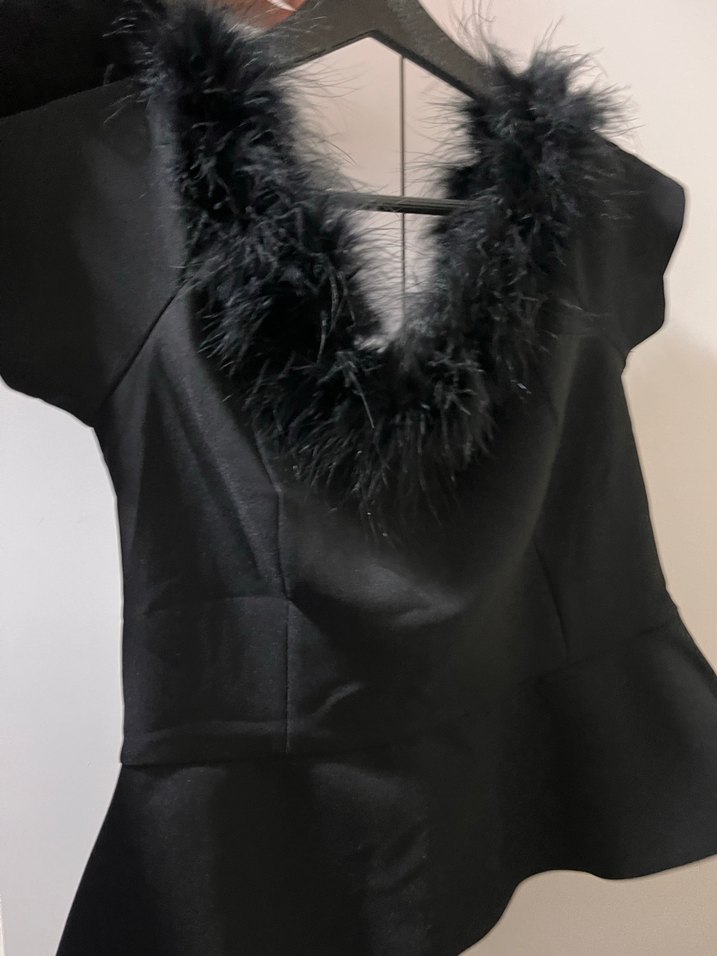 Siyah yakası tüylü madonna yaka bluz - Görsel 4