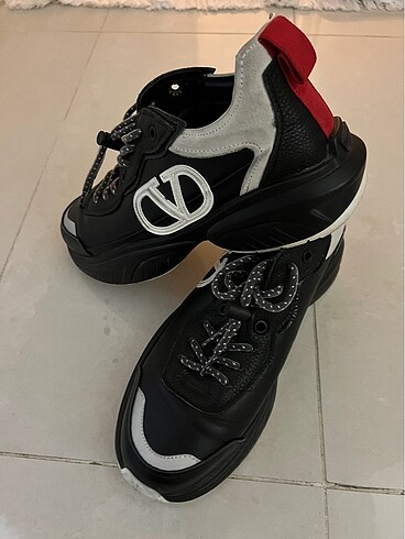 Valentino spor ayakkabı hem kadın hem erkek için
