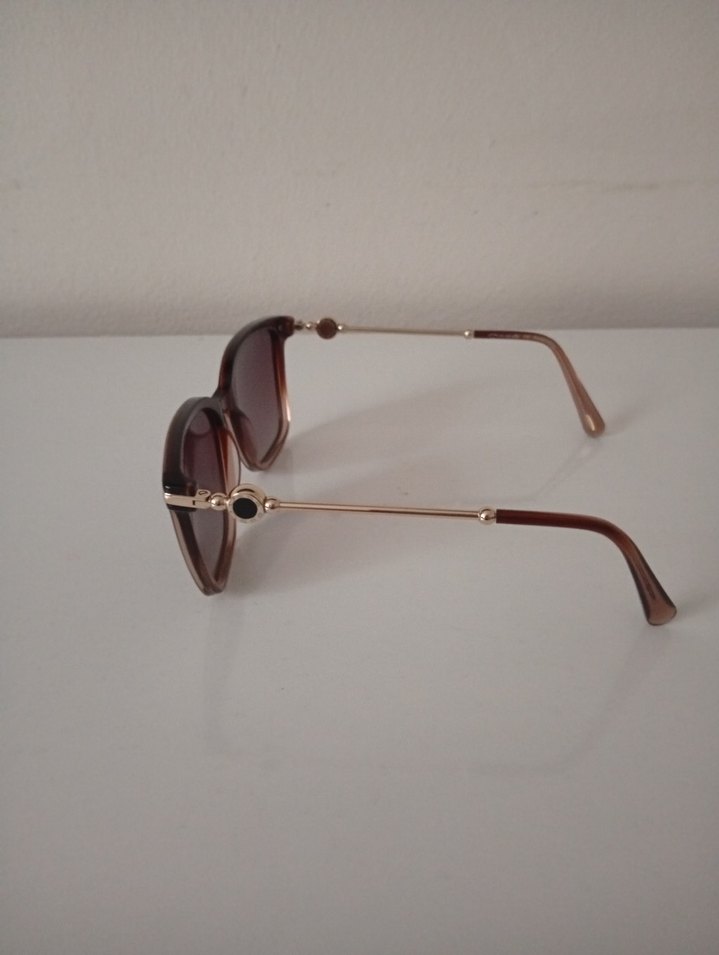 Osse Kadın güneş gözlüğü
Klasik Bej Tokalı Kadın Güneş Gözlüğü - Görsel 3