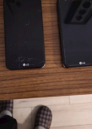 İki Siyah Android Telefon LG marka - Görsel 2