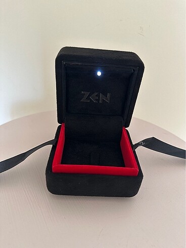 Zen pırlanta ışıklı yüzük kutusu