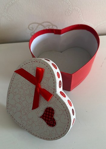 Kırmızı Fiyonklu Kalp Şeklinde Hediye Kutusu - Görsel 5