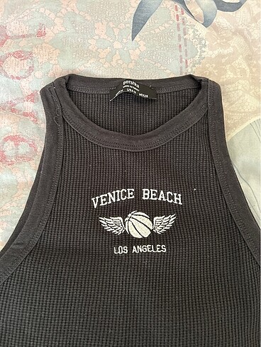 Bershka Baskılı siyah crop bluz