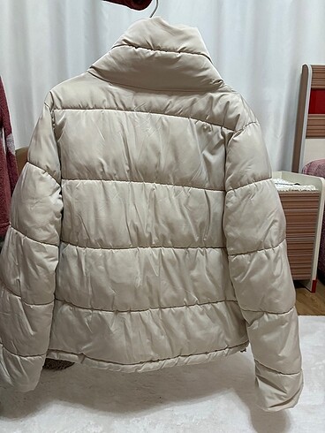 Stradivarius şişme krem mont