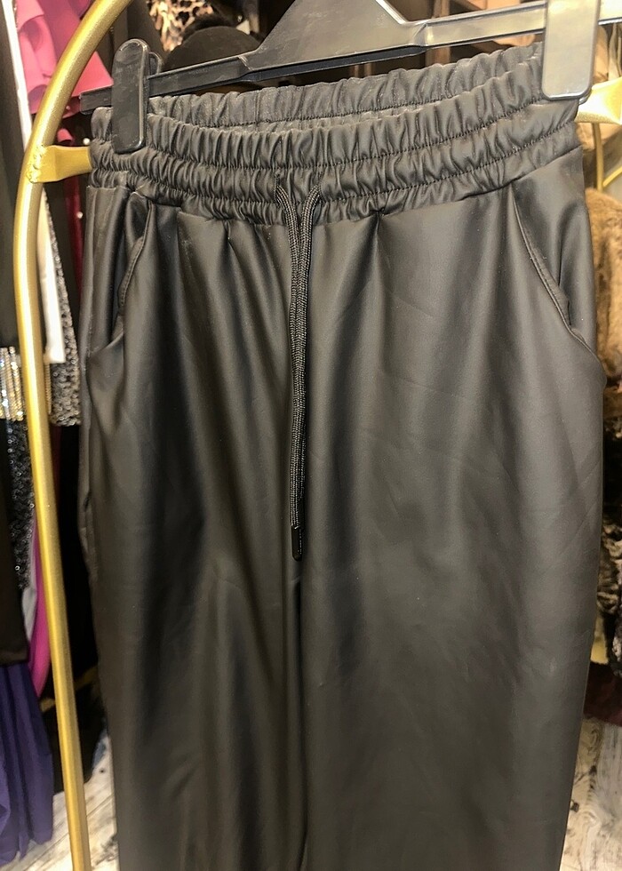 Mat görünümlü suni deri  pantolon - Görsel 2