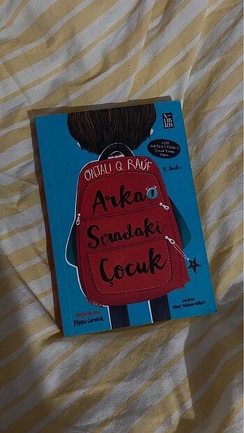 Arka sıradaki çocuk