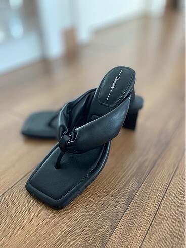 Zara Bershka Siyah Topuklu Terlik