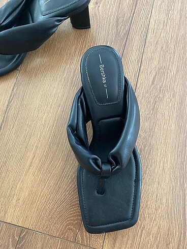37 Beden Bershka Siyah Topuklu Terlik