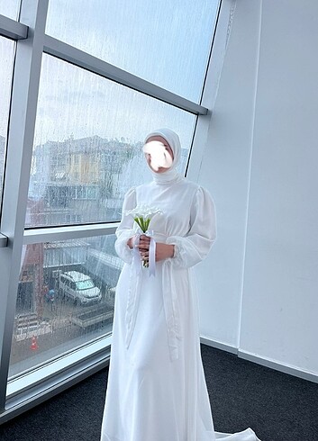 Beyaz şifon kuyruklu abiye 