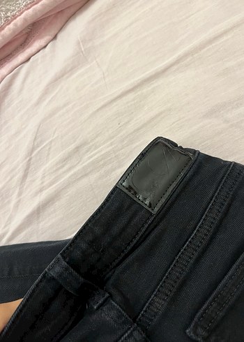 Mavi Kemer Detaylı Siyah Kadın Midi Kot Pantolon