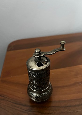 Beden Gri İşlemeli Metal Değirmen