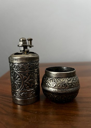 Gri İşlemeli Metal Değirmen
