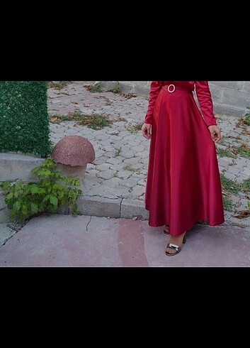 Diğer Kırmızı saten elbise ürün fotoğraftaki gibi canlı bir kırmızıdır