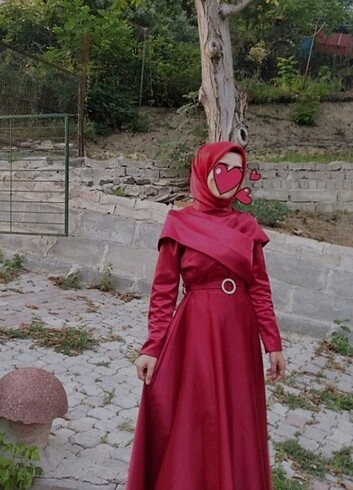 Kırmızı saten elbise ürün fotoğraftaki gibi canlı bir kırmızıdır