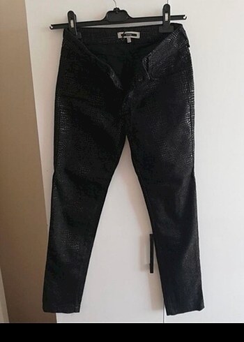 Siyah Yılan Desenli Deri  görünümlü Kadın Pantolon - Görsel 2