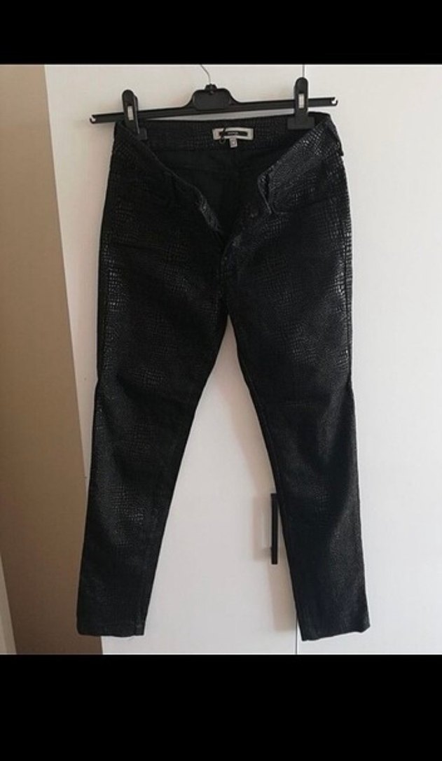 Siyah Yılan Desenli Deri  görünümlü Kadın Pantolon - Görsel 2