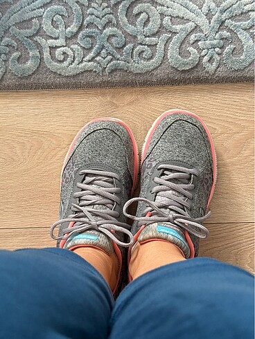 37 Beden Skechers spor ayakkabı