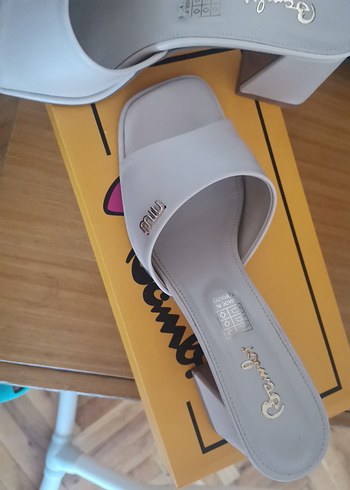 Bambi Parlak bej topuklu terlik - Görsel 6