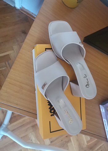 Bambi Parlak bej topuklu terlik - Görsel 7