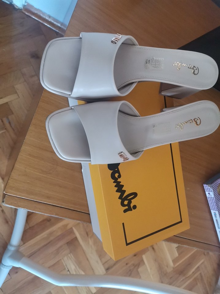 Bambi Parlak bej topuklu terlik - Görsel 3