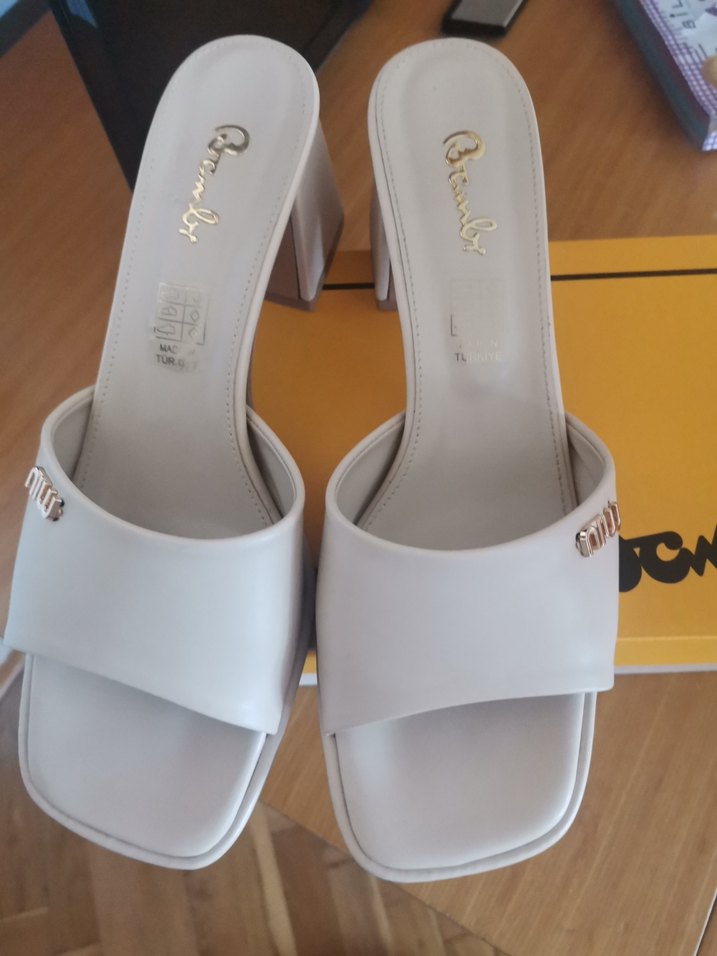 Bambi Parlak bej topuklu terlik - Görsel 2