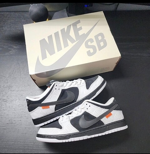 Nike SB Dunk Low Tightbot