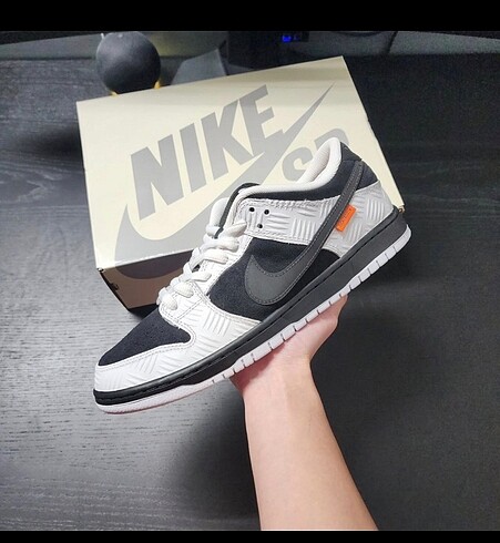 Nike Nike SB Dunk Low Tightbot