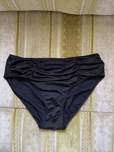 Suwen siyah bikini altı