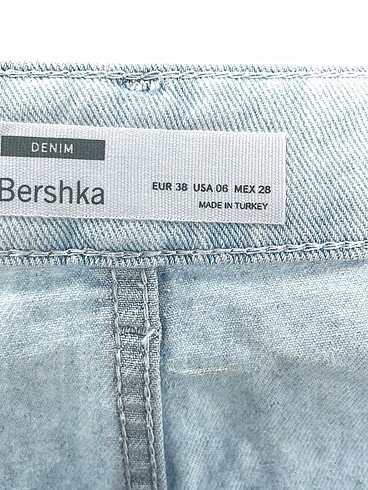 38 Beden çeşitli Renk Bershka Mini Şort %70 İndirimli.