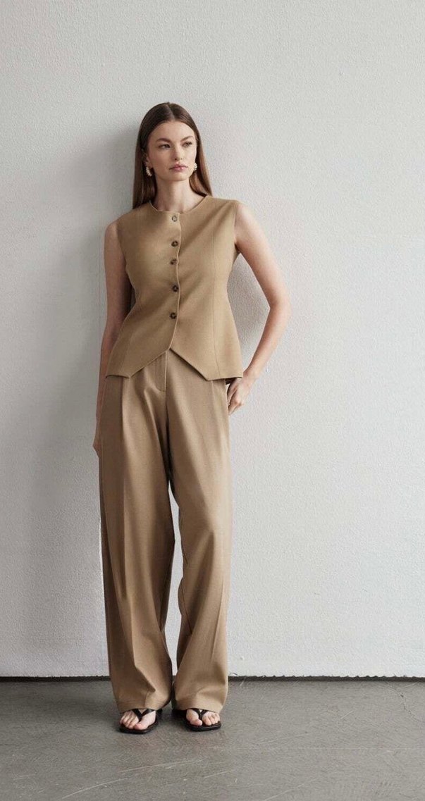 Bej Düğmeli Kolsuz Kadın Yelek ve pantolon 
ikili takım - Görsel 2