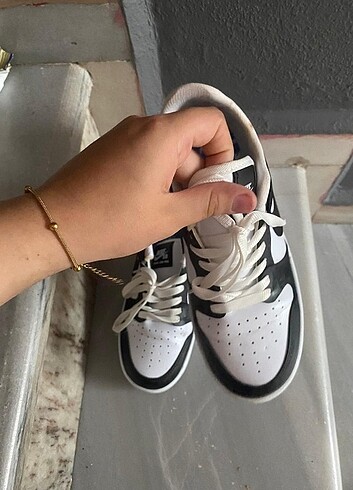 Siyah beyaz kadın nike ayakkabı(orjinal ve kadife değildir)