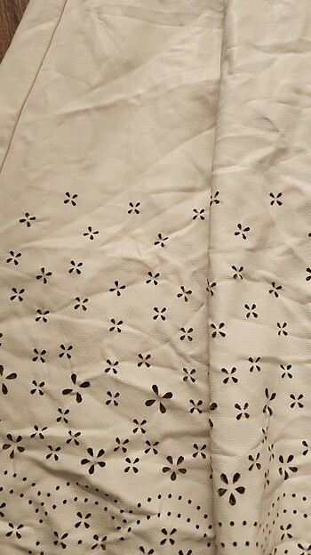 Deri işlemeli pliseli etek - Görsel 2