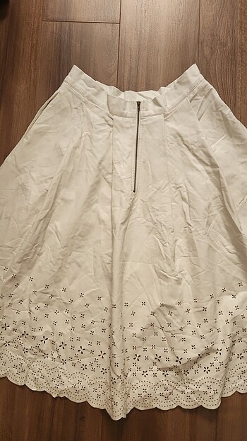 Deri işlemeli pliseli etek - Görsel 4