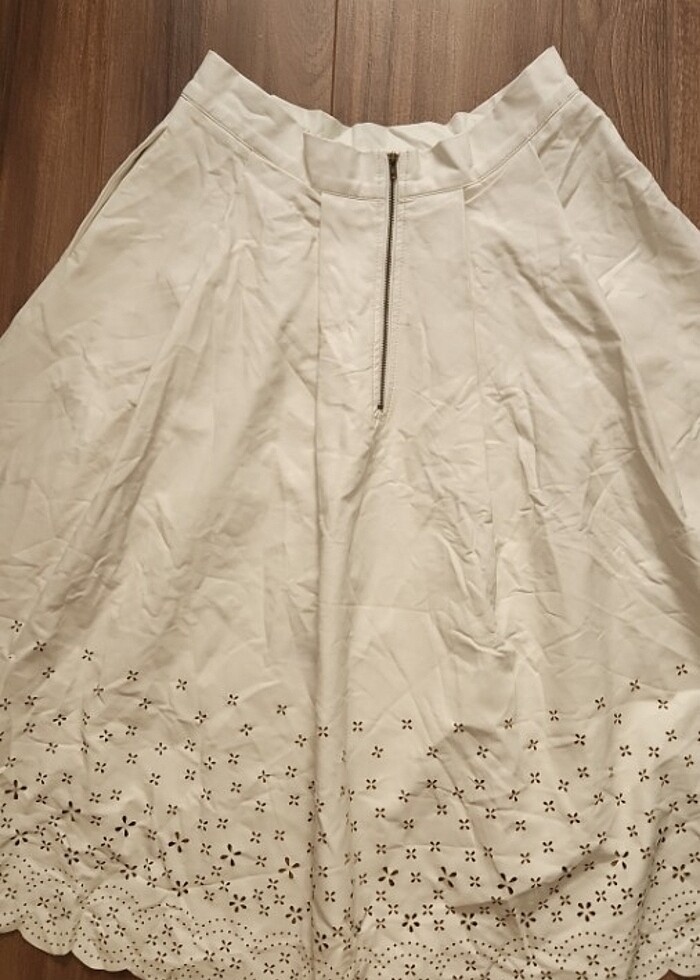 Deri işlemeli pliseli etek - Görsel 4