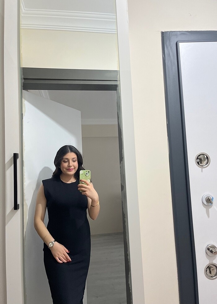 Siyah yırtmaçlı elbise - Görsel 3