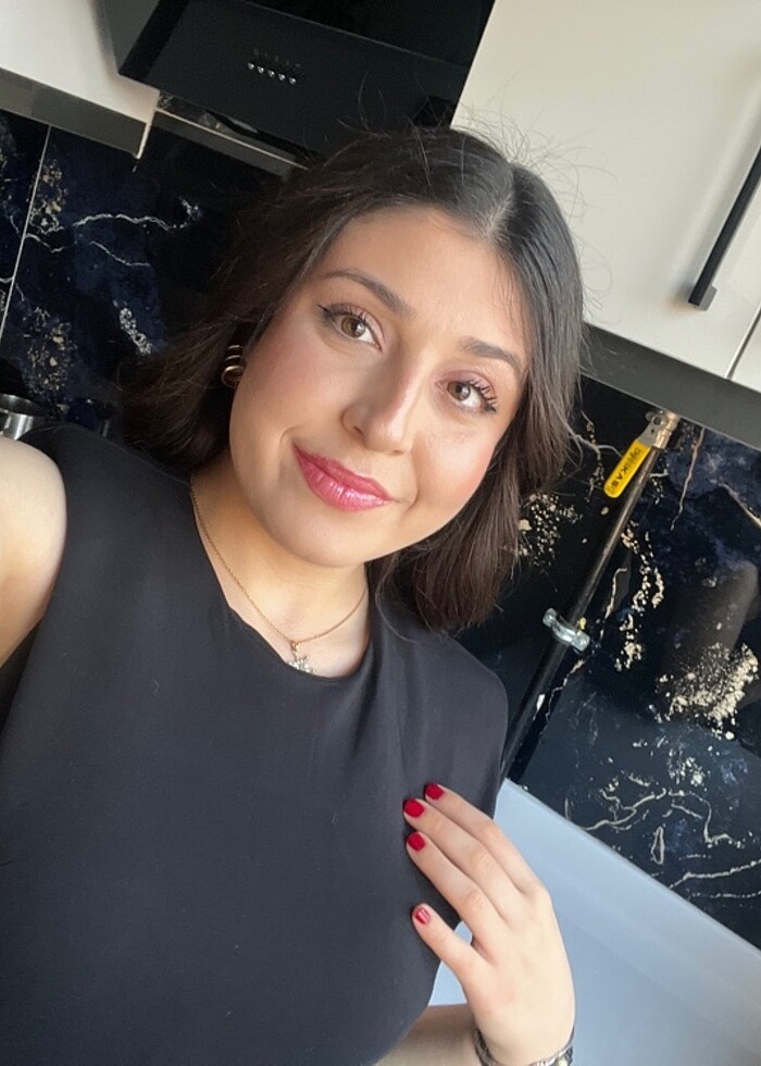 Siyah yırtmaçlı elbise - Görsel 2